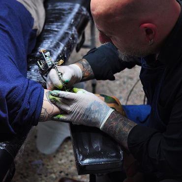 Pablo Morte Tattooing a client